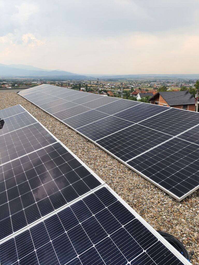 Vendosje e optimizuar e moduleve për prodhim maksimal të energjisë dhe shfrytëzim efikas të sipërfaqes së çatisë.