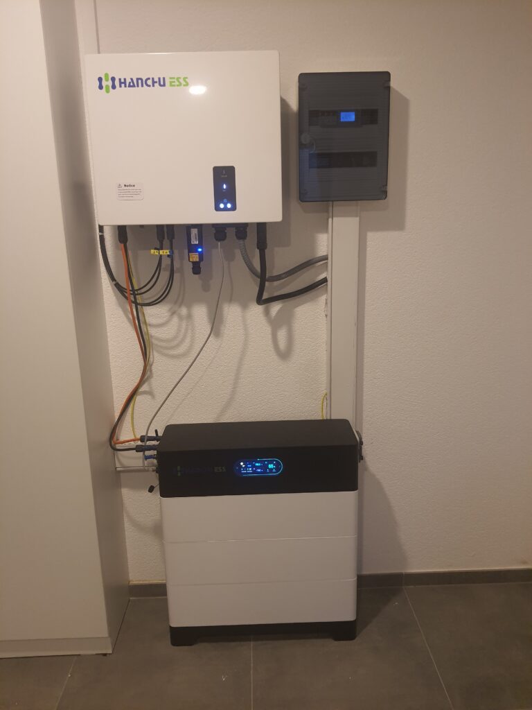 Inverter hibrid dhe sistem baterie litiumi (Hanchu ESS), që mundëson ruajtje të energjisë, furnizim rezervë dhe menaxhim inteligjent të energjisë.